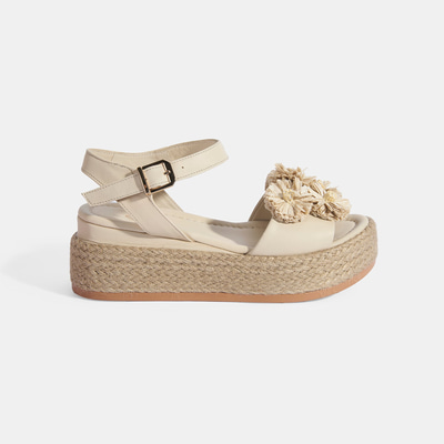 Kadın Bej Çiçek Aksesuarlı Ayarlanabilir Tokalı Deri Sandalet
