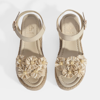 Kadın Bej Çiçek Aksesuarlı Ayarlanabilir Tokalı Deri Sandalet