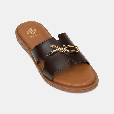 Kadın Kahve Metal Toka Aksesuarlı Deri Terlik