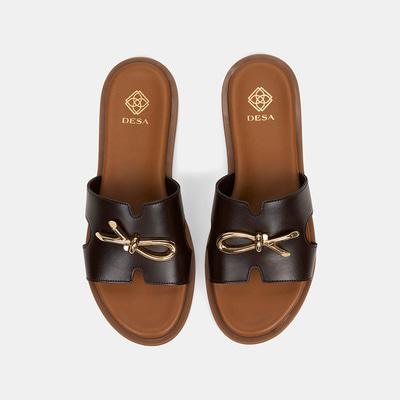 Kadın Kahve Metal Toka Aksesuarlı Deri Terlik