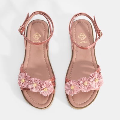 Kadın Pembe Ayarlanabilir Tokalı Çiçek Detaylı Metalik Deri Sandalet