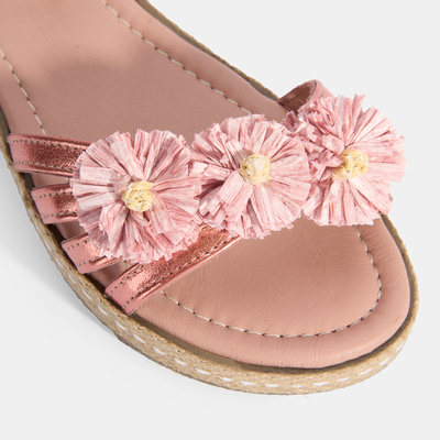 Kadın Pembe Ayarlanabilir Tokalı Çiçek Detaylı Metalik Deri Sandalet