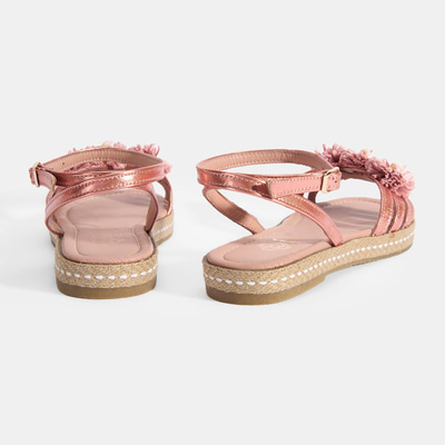 Kadın Pembe Ayarlanabilir Tokalı Çiçek Detaylı Metalik Deri Sandalet