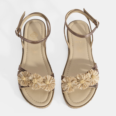 Kadın Platin Ayarlanabilir Tokalı Çiçek Detaylı Metalik Deri Sandalet