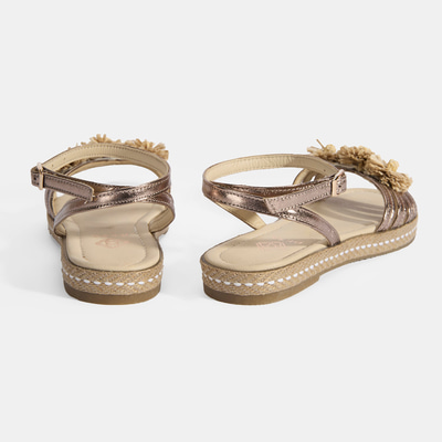 Kadın Platin Ayarlanabilir Tokalı Çiçek Detaylı Metalik Deri Sandalet