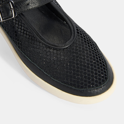 Kadın Siyah Ayarlanabilir Tokalı File Detaylı Ayakkabı