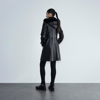 Kadın Siyah Hakim Yakalı Kapüşonlu Deri Kaban