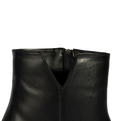 Kadın Siyah İnce Topuklu Sivri Burunlu Deri Bot