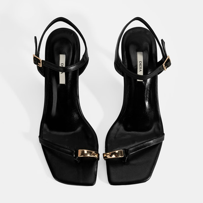 Kadın Siyah Metal Aksesuarlı Parmak Arası Topuklu Ayakkabı