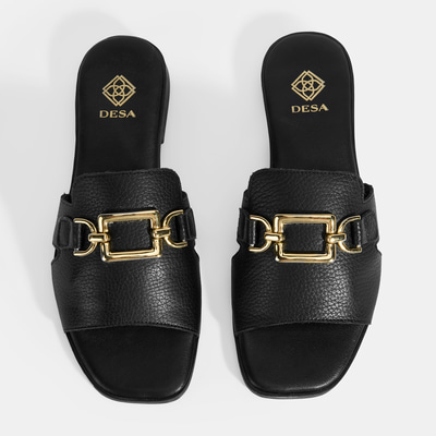 Kadın Siyah Metal Toka Aksesuarlı Deri Terlik