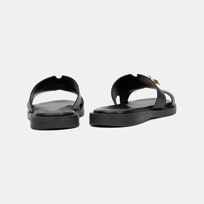 Kadın Siyah Metal Toka Aksesuarlı Deri Terlik