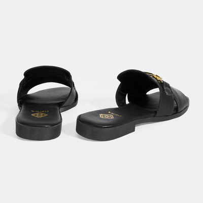 Kadın Siyah Metal Toka Aksesuarlı Deri Terlik