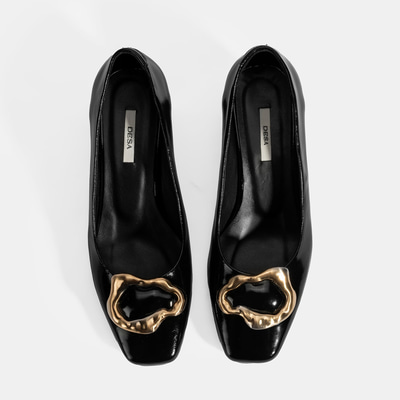 Kadın Siyah Metal Toka Aksesuarlı Rugan Topuklu Ayakkabı