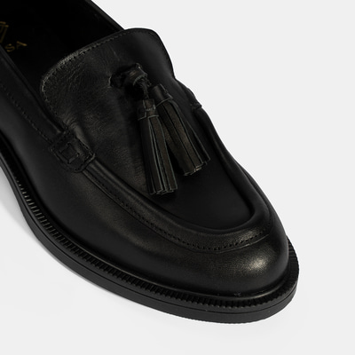 Kadın Siyah Püskül Detaylı Deri Loafer