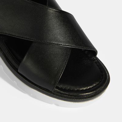 Siyah Kadın Lastik Bantlı Deri Sandalet