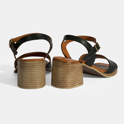 Siyah Kadın Toka Detaylı Deri Sandalet