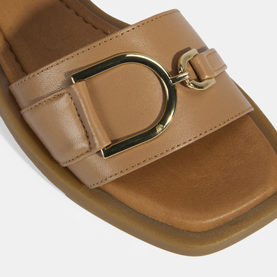 Taba Kadın Metal Aksesuarlı Ayarlanabilir Tokalı Deri Sandalet 