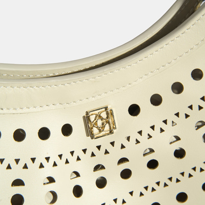 xxxKadın Beyaz Perforeli Deri Omuz Çantası