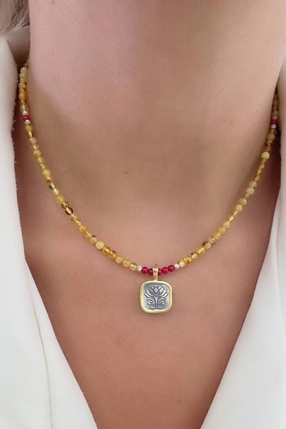 Damla kehribar ve mercan tas detaylı 925ayar gümüş tasarım lotus çiçeği figürlü kolye