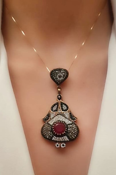 Swarovski taşlı kök yakut taş detaylı 925 ayar gümüş rose tasarım kolye