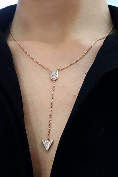 Zirkon taşlı gümüş ok ucu trend kolye