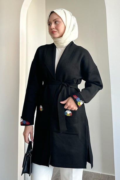 Cepleri Ve Kolları Nakış İşlemeli Siyah Triko Ceket