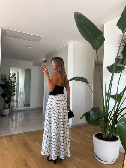 Beyaz Üzeri Siyah Kareli Midi Etek 