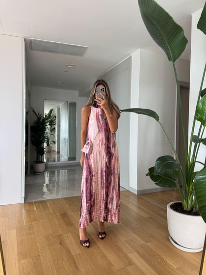 Desenli Pembe Tonlu Halter Yaka Elbise