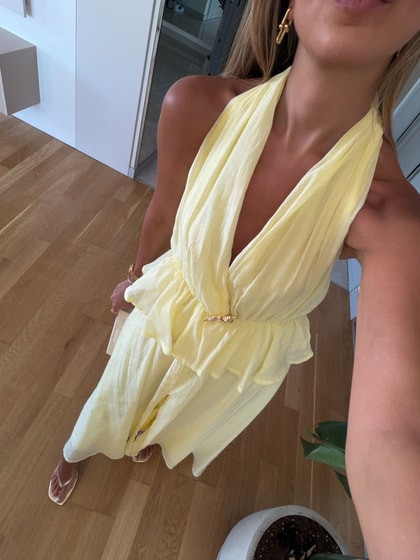 Halter Yaka Gold Broşlu Elbise - Sarı