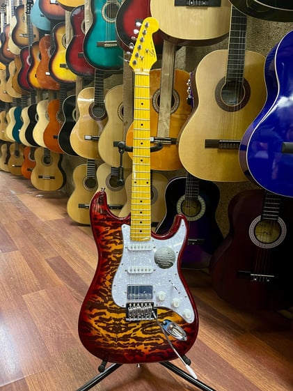 LEA DESENLİ SUNBURST 2 SINGLE 1 HUMBUCKER ELEKTRO GİTAR-KILIF KABLO PENA DAHİL