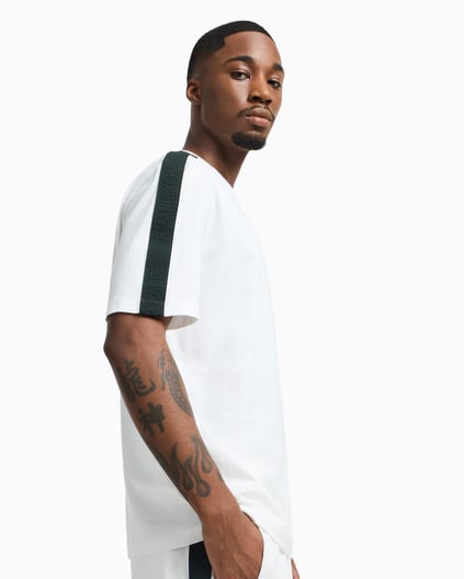 ARMANI EXCHANGE Armani Exchange Erkek Normal Kalıp Yuvarlak Yaka Omuzlardan Uzanan Logo Bantlı Kısa Kollu Beyaz T-Shirt XM000322 AF10361-U0009