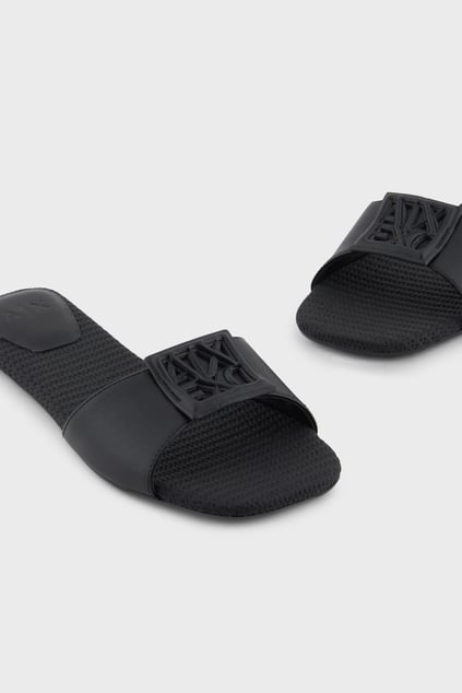 ARMANI EXCHANGE Armani Exchange Kadın Logo Kabartmalı Üst Yüzey Rahat Tabanlıklı Mini Topuk Detaylı Siyah Terlik XDP055 XV921-00002