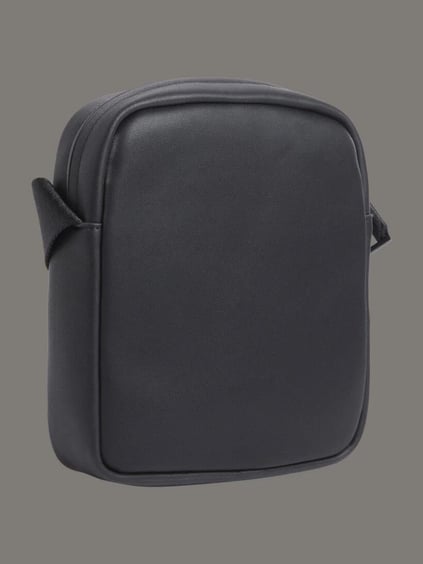 Calvin Klein Calvin Klein Erkek Ayarlanabilir Kayışlı Fermuarlı Ön Bölmeli CK Monogram Logolu Siyah Omuz Çantası LV04D3089G-UB1