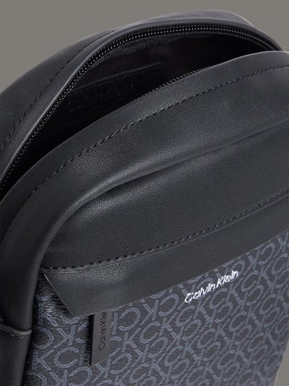 Calvin Klein Calvin Klein Erkek Ayarlanabilir Kayışlı Fermuarlı Ön Bölmeli CK Monogram Logolu Siyah Omuz Çantası LV04D3089G-UB1