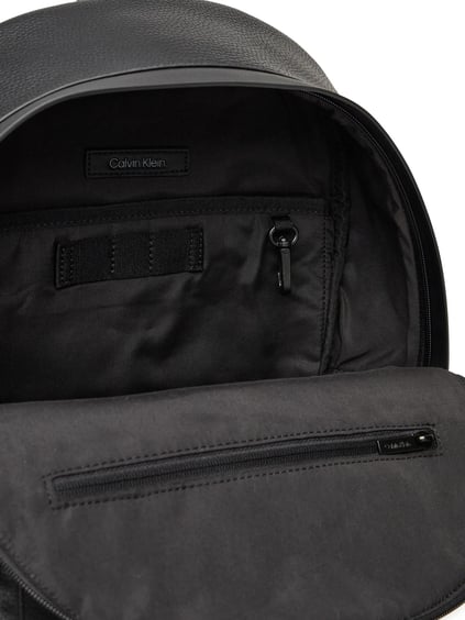 Calvin Klein Calvin Klein Erkek Fermuarlı Dahili Ön Bölmeli Ayarlanabilir Askılı Geniş İç Hacimli Siyah Sırt Çantası LV04D3081G-UB1