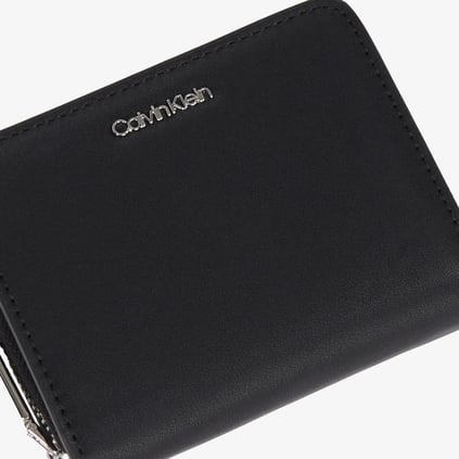 Calvin Klein Calvin Klein Kadın Ana Para Bölmeli Fermuar Kapamalı Metalik Logo Kabartmalı Siyah Cüzdan K60K611937-BEH