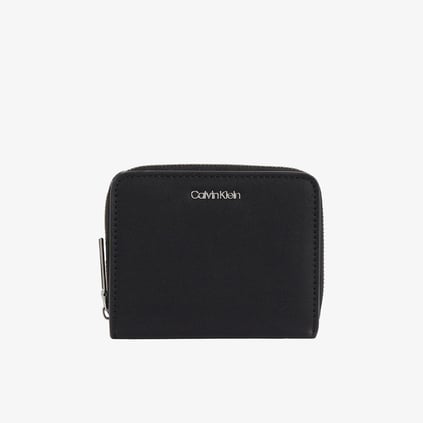 Calvin Klein Calvin Klein Kadın Ana Para Bölmeli Fermuar Kapamalı Metalik Logo Kabartmalı Siyah Cüzdan K60K611937-BEH