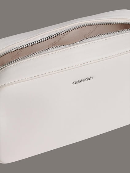 Calvin Klein Calvin Klein Kadın Ayarlanabilir ve Çıkarılabilir Omuz Askılı Kabartma Logolu Bej Omuz Çantası K60K613145-67U