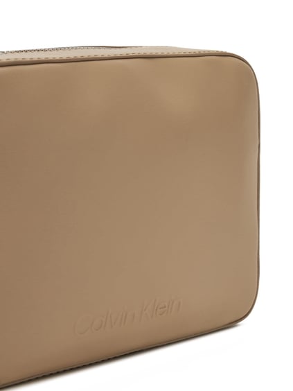 Calvin Klein Calvin Klein Kadın Ayarlanabilir Omuz Askılı Marka Logo Baskılı Deri Kahverengi Omuz Çantası K60K612555-W75