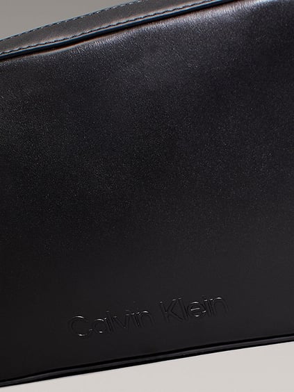 Calvin Klein Calvin Kleın Kadın Ayarlanabilir Omuz Askılı Marka Logo Baskılı Deri Siyah Omuz Çantası K60K612555-BEH