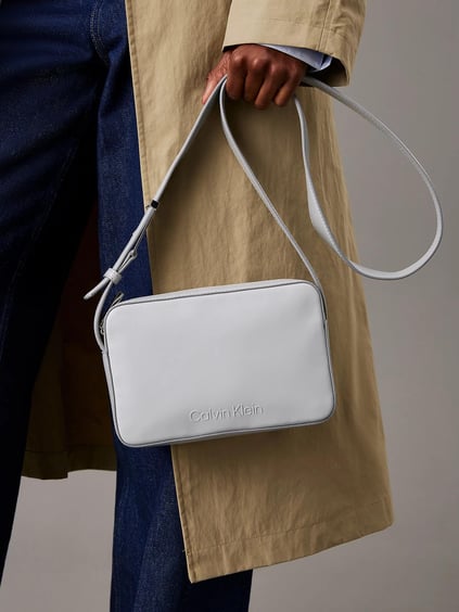 Calvin Klein Calvin Klein Kadın Ayarlanabilir Omuz Askılı Marka Logo Baskılı Deri Gri Omuz Çantası K60K612555-PDE