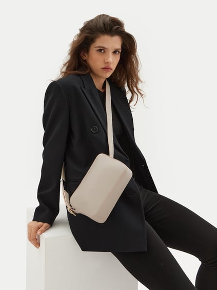 Calvin Klein Calvin Kleın Kadın Ayarlanabilir Omuz Askılı Marka Logo Baskılı Deri Bej Omuz Çantası K60K612555-PCJ