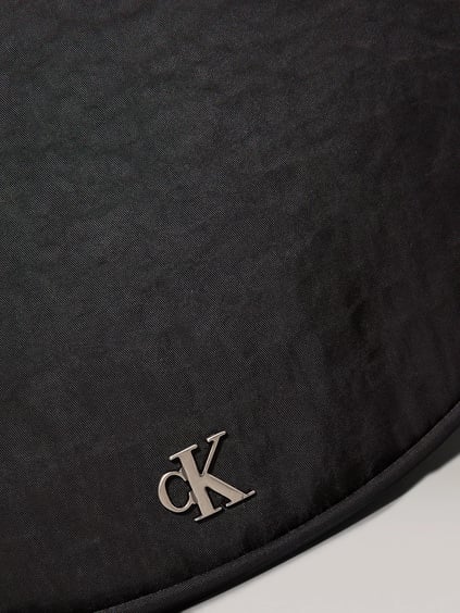 Calvin Klein Calvin Klein Kadın Ayarlanabilir Omuz Askılı Fermuarlı İç Bölmeli Metalik Ck Logolu Siyah Omuz Çantası LV04K3095G-UB1
