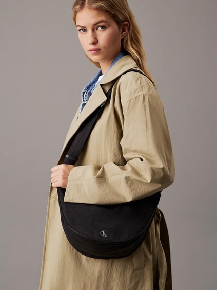 Calvin Klein Calvin Klein Kadın Ayarlanabilir Omuz Askılı Fermuarlı İç Bölmeli Metalik Ck Logolu Siyah Omuz Çantası LV04K3095G-UB1