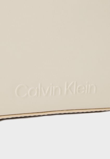 Calvin Klein Calvin Klein Kadın Ayarlanabilir Omuz Askılı Marka Logo Baskılı Deri Bej Omuz Çantası K60K612555-67U