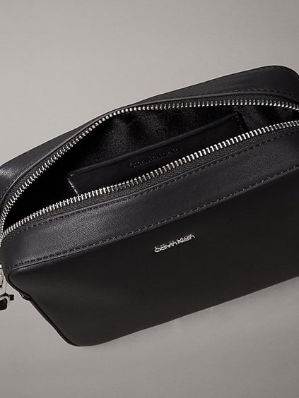 Calvin Klein Calvin Klein Kadın Ayarlanabilir ve Çıkarılabilir Omuz Askılı Kabartma Logolu Siyah Omuz Çantası K60K613145-BEH