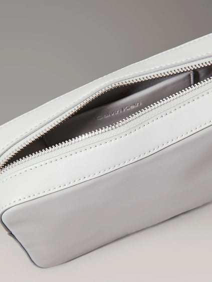 Calvin Klein Calvin Klein Kadın Ayarlanabilir Omuz Askılı Marka Logo Baskılı Deri Gri Omuz Çantası K60K612555-PDE