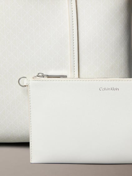 Calvin Klein Calvin Klein Kadın Çıkarılabilir Fermuarlı İç Cepli CK Monogram Logolu Beyaz Omuz Çantası LV04F3267G-2XB