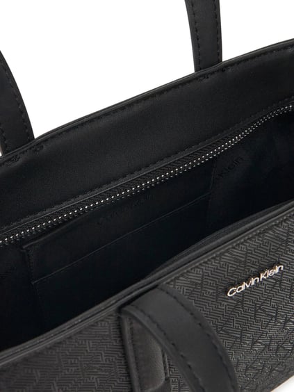 Calvin Klein Calvin Klein Kadın Çıkarılabilir Omuz Askılı Fermuarlı CK Monogram Dokulu Siyah Omuz Çantası K60K613023-BEH