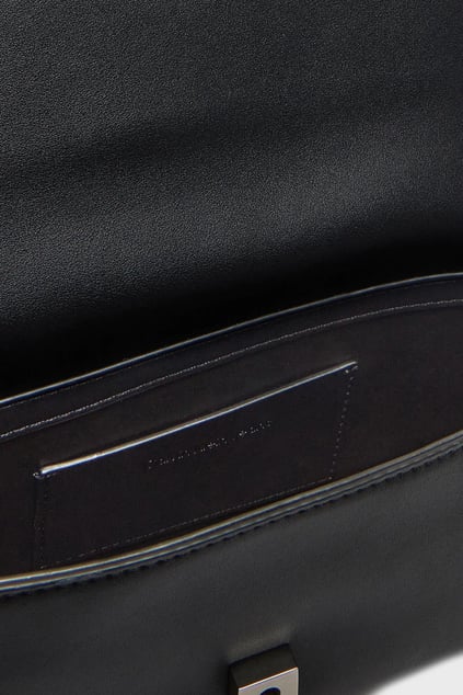 Calvin Klein Calvin Klein Kadın CK Kabartma Yazı Deri Geniş Siyah Omuz Çantası LV04K3148G-UB1